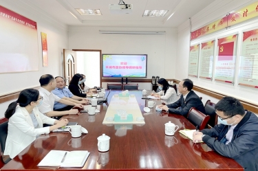 平湖市政协主席何健莅临918博天堂纸业全资子公司平湖景包调研走访